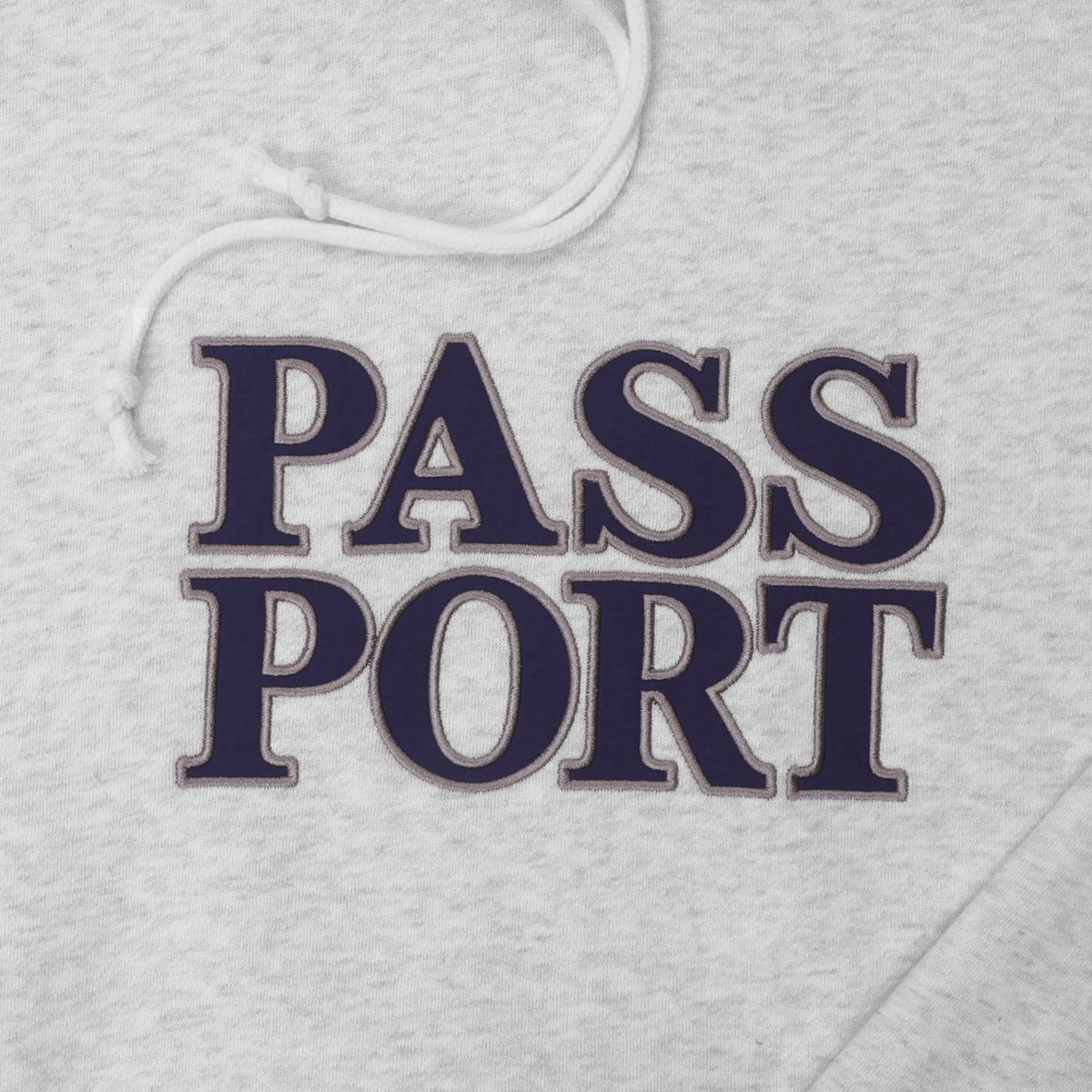 PASS~PORT OFFICIAL STACKED APPLIQUE HOOD WHITE